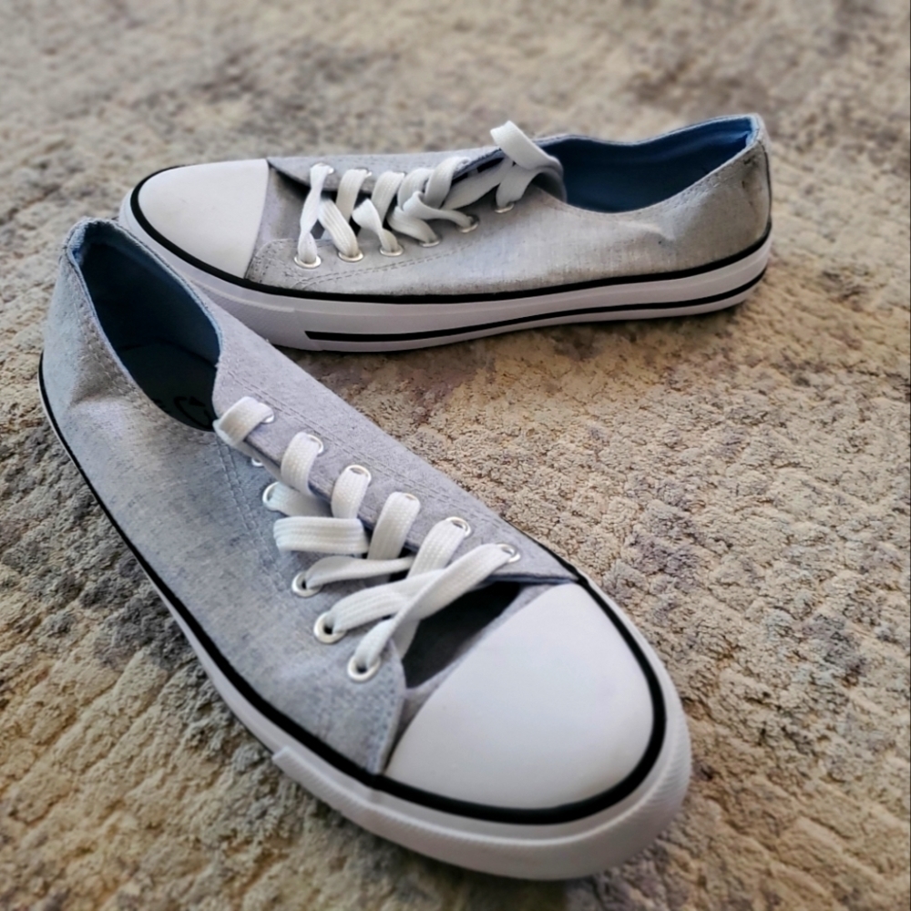 Ikonik Women's textile casual sneaker size 9
